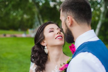 Sadece evli mutlu genç çift aşk yakın çekim içinde