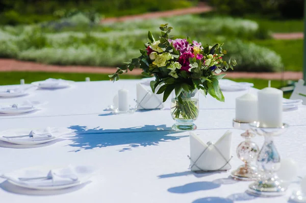 Прекрасный букет разноцветных роз на белом столе — стоковое фото