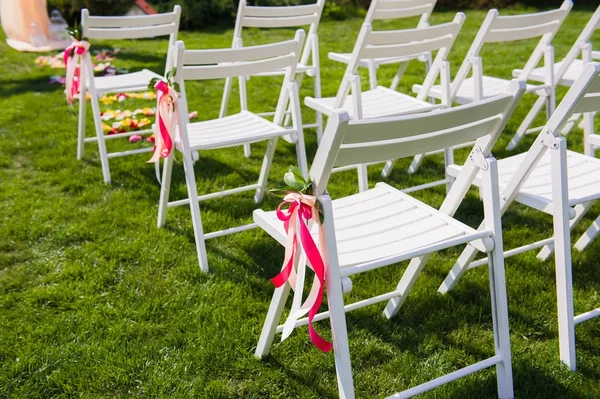 Sillas blancas para invitados de ceremonia de boda — Foto de Stock