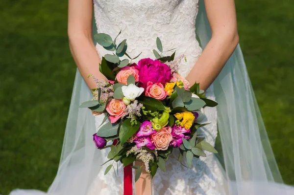 Pernikahan karangan bunga di tangan pengantin menutup — Stok Foto