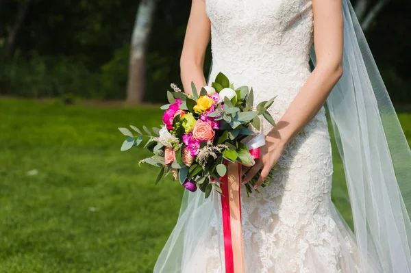 Buket pernikahan di tangan pengantin wanita — Stok Foto