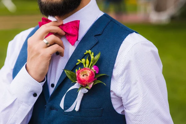 Pohledný muž, ženich zblízka s růžovou mašlí — Stock fotografie