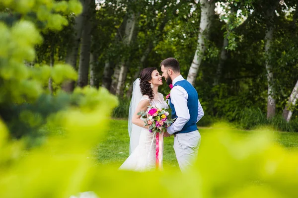 Dulce matrimonio pareja en amor ir a besar —  Fotos de Stock