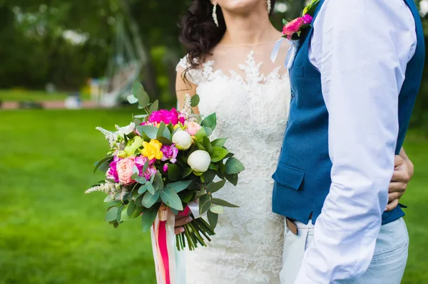 Bukett med pioner och rosor i bruden händer — Stockfoto