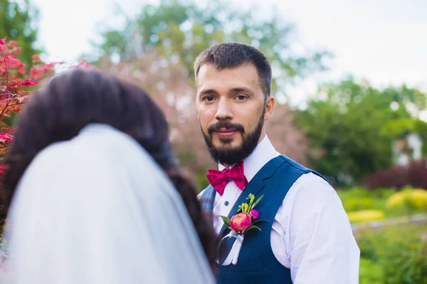 Жених с бородой смотрит на свою невесту — стоковое фото