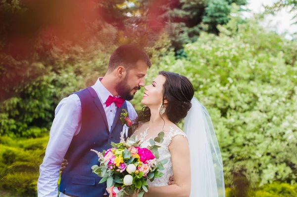 Feliz pareja de recién casados en el jardín verde —  Fotos de Stock