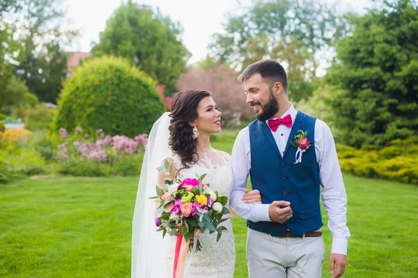 Nevěsta a ženich procházky, při pohledu na sebe — Stock fotografie