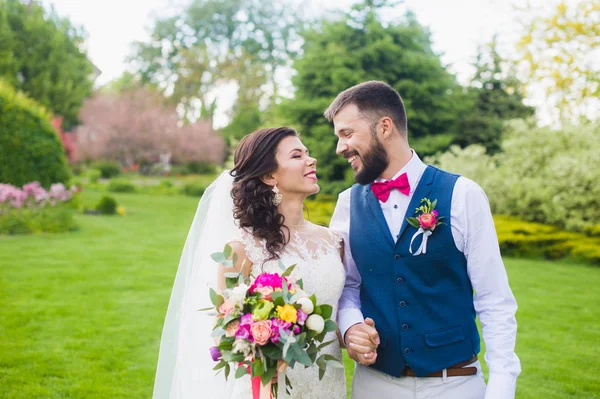 Gelin ve damat birbirine bakarak — Stok fotoğraf