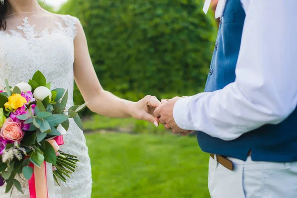 Жених держит за руку свою невесту — стоковое фото