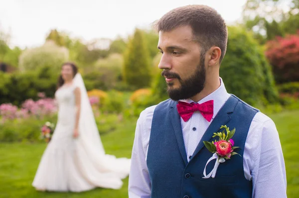 Retrato de un hombre recién casado serio —  Fotos de Stock