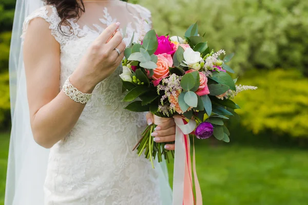 Beautiful bride holding bouquet — Stock Photo, Image