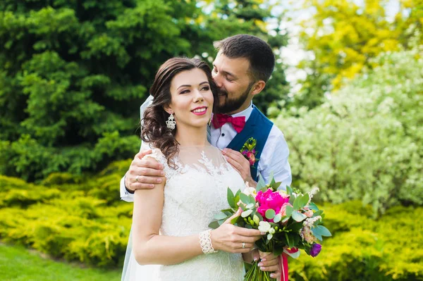 Hombre casado sosteniendo a su mujer sonriente —  Fotos de Stock