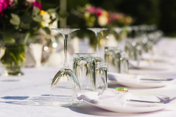 Genomskinliga glasögon ner, servetter och blombuketter — Stockfoto