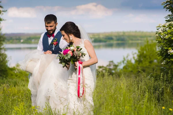 Noiva e noivo caminhando juntos — Fotografia de Stock