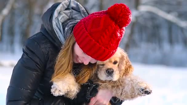 Młoda dziewczyna przytula jej cocker spaniel na zewnątrz — Wideo stockowe