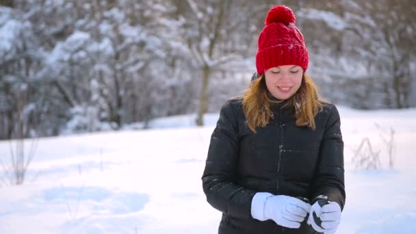 Девушка надевает зимние перчатки — стоковое видео