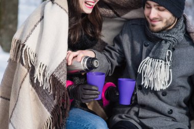 Mutlu çift içme sıcak içecek