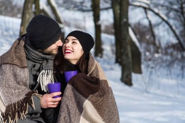 Çift ekose kış Park altında gülümseyen