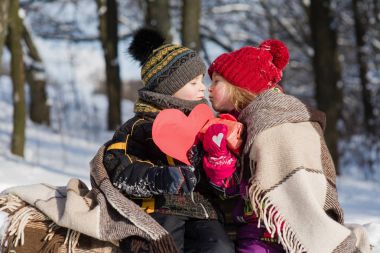 Bir hediye ve kağıt kalp küçük Romantik Çift