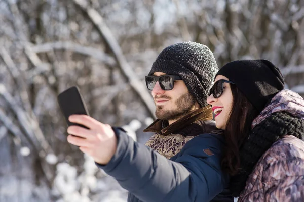 Glimlachend paar maken selfie in winter in openlucht — Stockfoto