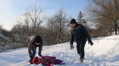 Mutlu aile eğleniyor karda oynarken. Küçük bir kız içinde kar karlı Park'ta yalan söylüyor.
