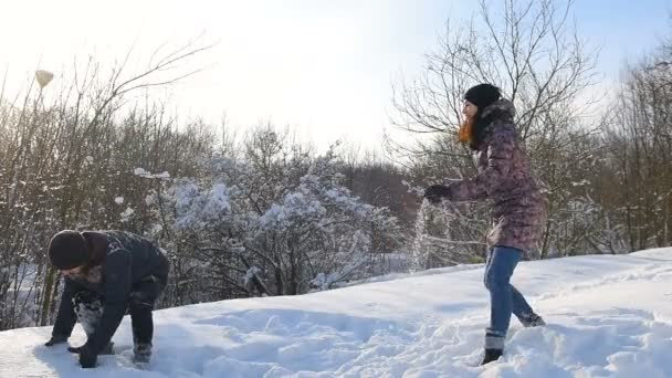 Paar Snowball Vechten Besneeuwde Park Gelukkige Familie Plezier Spelen Sneeuw — Stockvideo
