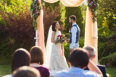 Bahçede açık havada düğün töreni