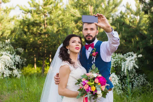 Apenas casal fazendo selfie no parque — Fotografia de Stock