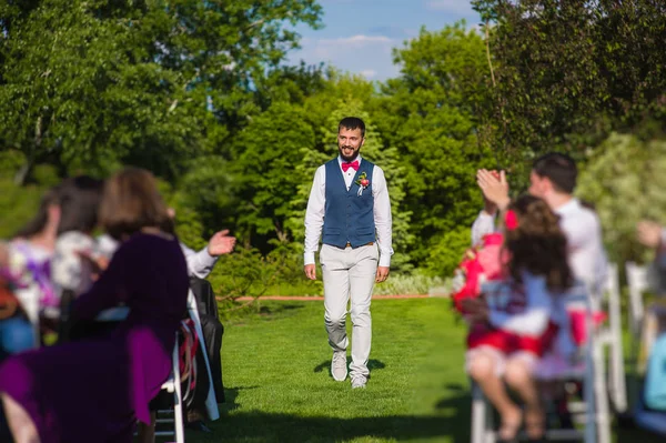 Groom vai para a cerimônia de casamento — Fotografia de Stock