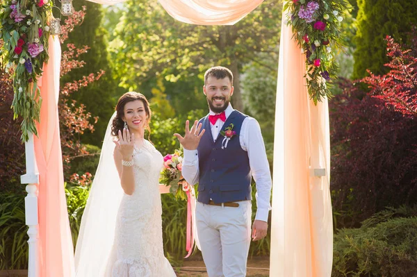 Esposo y esposa muestran sus anillos de boda —  Fotos de Stock