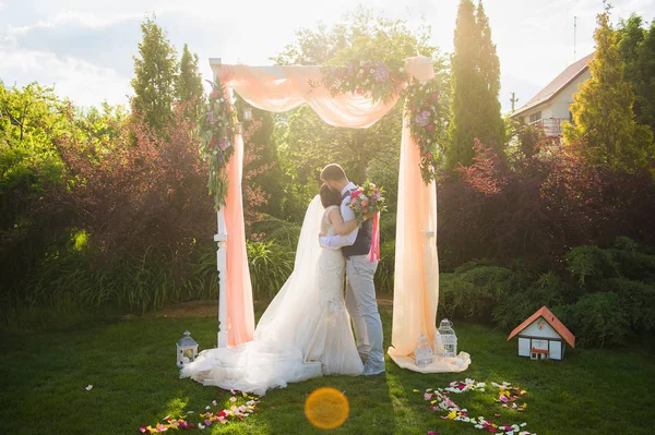 Happy nowożeńcy para w miękkie światło zachód słońca — Zdjęcie stockowe