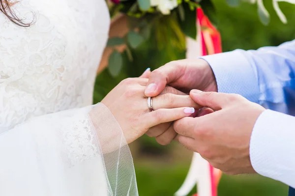 Крупный план руки невесты с кольцом в день свадьбы — стоковое фото