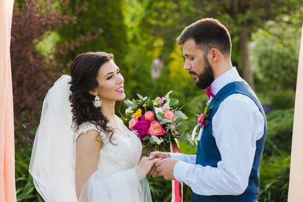 Bruna bella sposa sorriso al suo sposo — Foto Stock