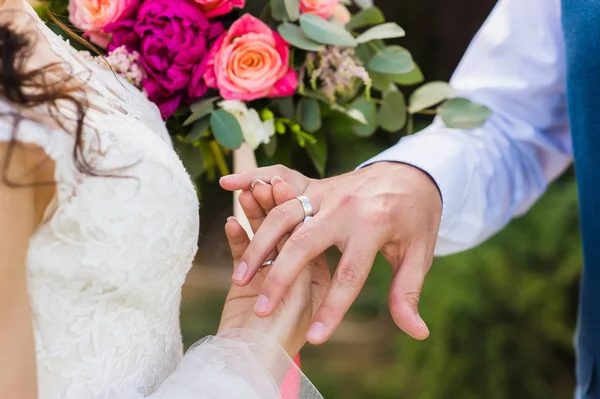 Çift düğün yüzüklerini değişimi — Stok fotoğraf