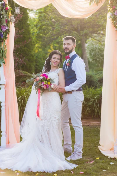 Portait de larga duración de pareja recién casada —  Fotos de Stock