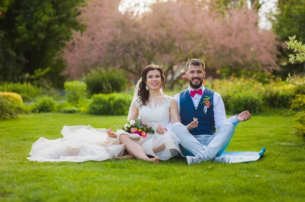 Noivo e noiva em ioga postura de lótus — Fotografia de Stock