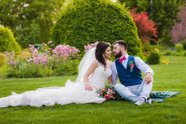 Hermosa pareja casada va a besar —  Fotos de Stock