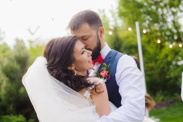 Бородатий наречений цілує свою наречену на відкритому повітрі — стокове фото
