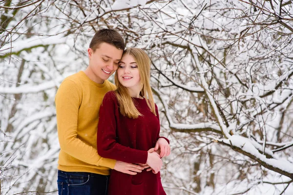 Любящая молодая пара в зимнем лесу — стоковое фото