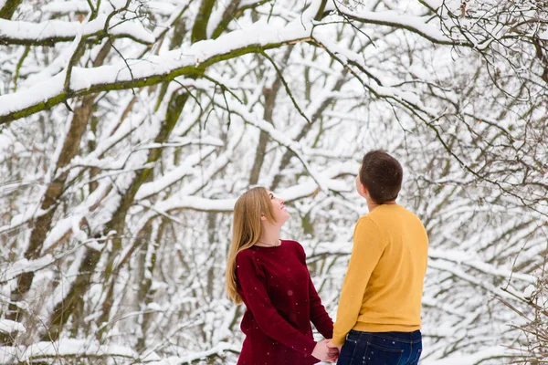Romantic young couple holding hands outdoors — Stockfoto