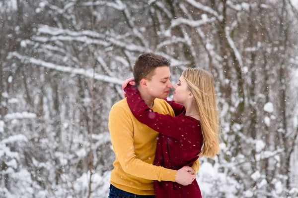 Romantický polibek při sněžení — Stock fotografie