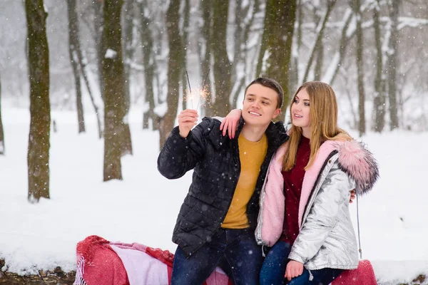 快乐的青少年 celebriting 在冬季森林里 — 图库照片