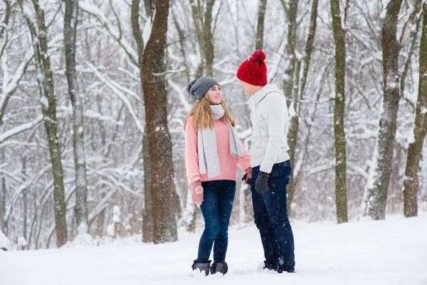 Young couple in winter forest — Stock Photo, Image