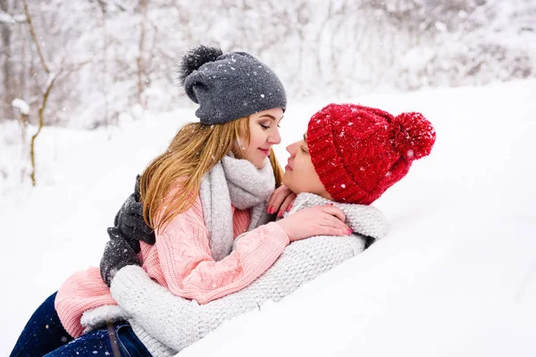 Lyckliga paret låg i snön — Stockfoto