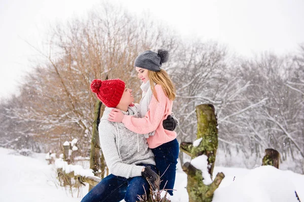 Glada unga par på vintern bakgrund — Stockfoto