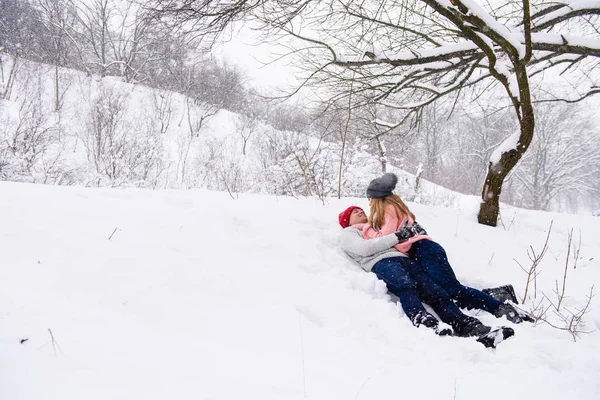 Vinterlandskap med ett par lägga i snö — Stockfoto