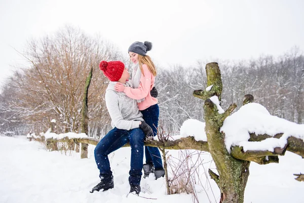Glada unga par på vintern bakgrund — Stockfoto