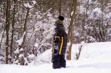 Küçük çocuk geride kalın kar ormanda