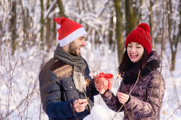 Glad emothions par i kärlek i vinter — Stockfoto
