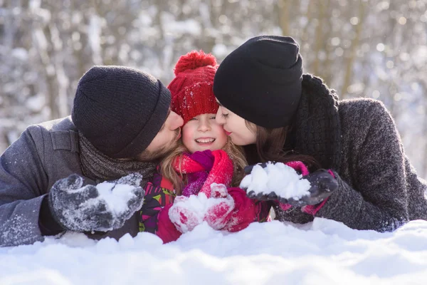 Lycklig familj handpåläggning snö utomhus — Stockfoto